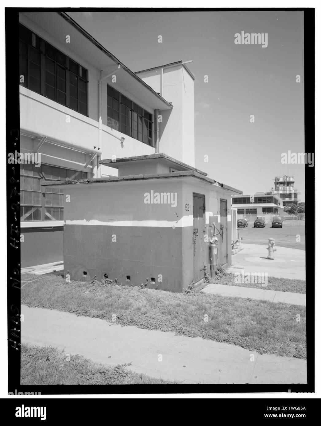 Pronto Magazzino 627, sul lato sud-ovest di hangar 110, vista rivolta verso est. - Naval Air Station Barbieri punto, Ready Magazine-1943 tipo, adiacente al hangar 110 e 111, sulla o vicino a metà strada, Ewa, Honolulu County, HI Foto Stock