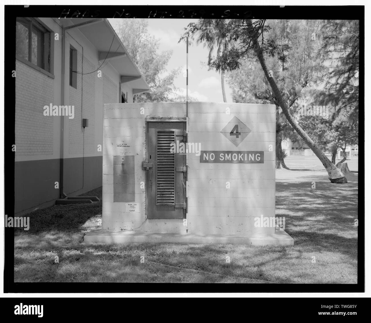 Pronto Magazzino 155, sul lato di entrata, vista rivolta verso ovest-sud-ovest (con scala stick). - Naval Air Station Barbieri punto, Ready Magazine-1944 tipo, Off a metà strada adiacente alla costruzione 115, Ewa, Honolulu County, HI Foto Stock