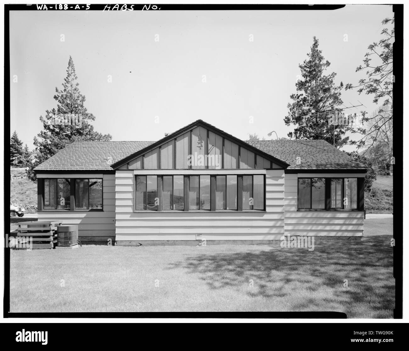 Posteriore (ovest) elevazione, a sud-est - STATI UNITI Forest Service Chelan stazione Ranger, ufficio principale, 428 West Woodin Avenue, Chelan, Chelan County, WA; Maul, David, trasmettitore Foto Stock