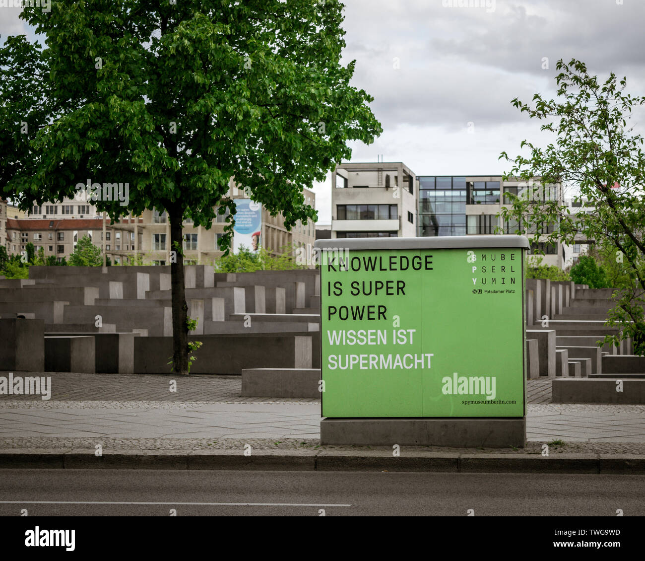 La conoscenza è un segnale stradale super potente a Berlino con sullo sfondo un memoriale ebraico Foto Stock