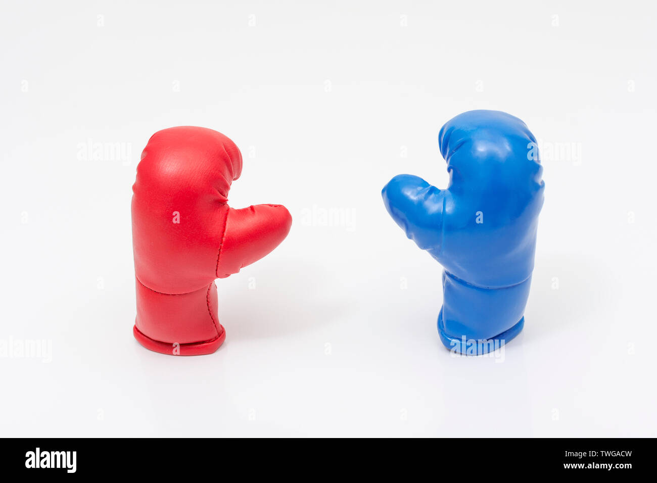 Mini guanti da boxe rossi e blu. Lotta politica, liberale contro conservatore, corsa presidenziale degli Stati Uniti, politica di sinistra-destra, concorrenza commerciale, partiti opposti Foto Stock