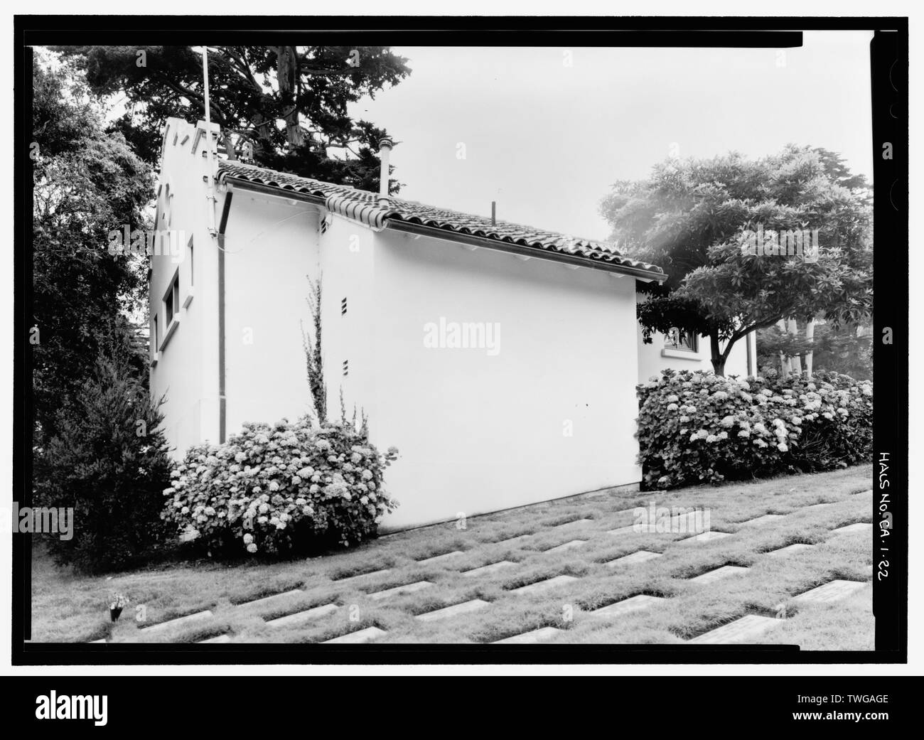 Parte posteriore e lato ovest dell'edificio amministrativo. Vista verso sud. - San Francisco Cimitero Nazionale, 1 Lincoln boulevard, San Francisco, San Francisco County, CA Foto Stock