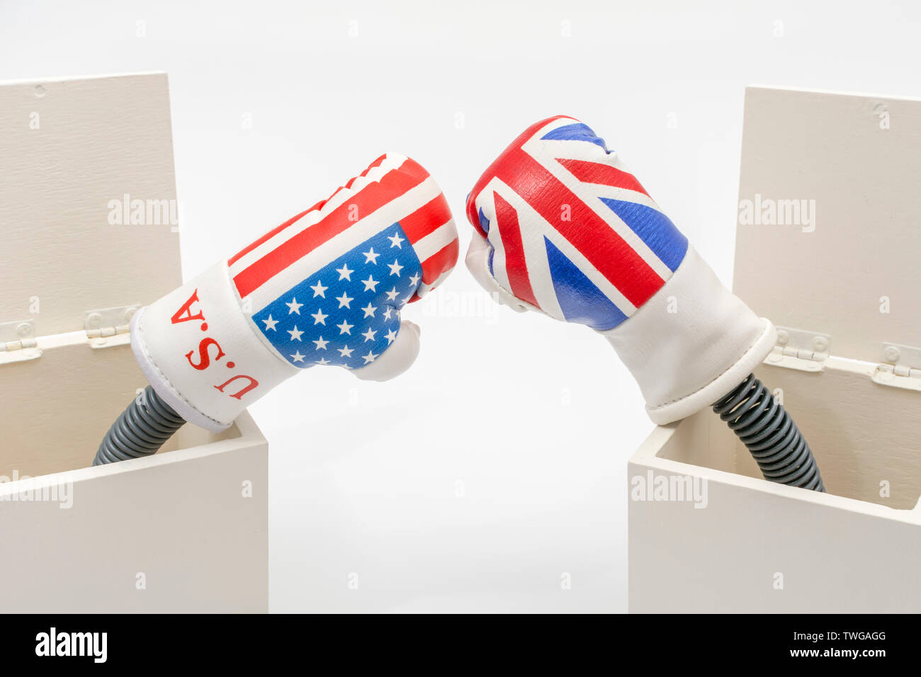 Mini UK e USA i guantoni in Jack in una scatola concetto. Metafora per UK-delle relazioni con gli Stati Uniti, Regno Unito Stati Uniti concorrenza commerciale, U.S. UK business la concorrenza. Foto Stock