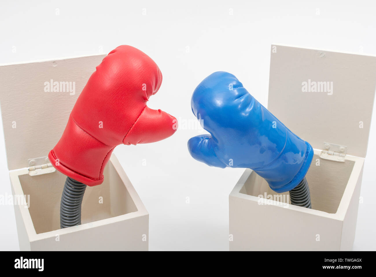 Mini guanti da boxe rossi e blu. Lotta politica, liberale contro conservatore, corsa presidenziale degli Stati Uniti, politica di sinistra-destra, concorrenza commerciale, partiti opposti Foto Stock