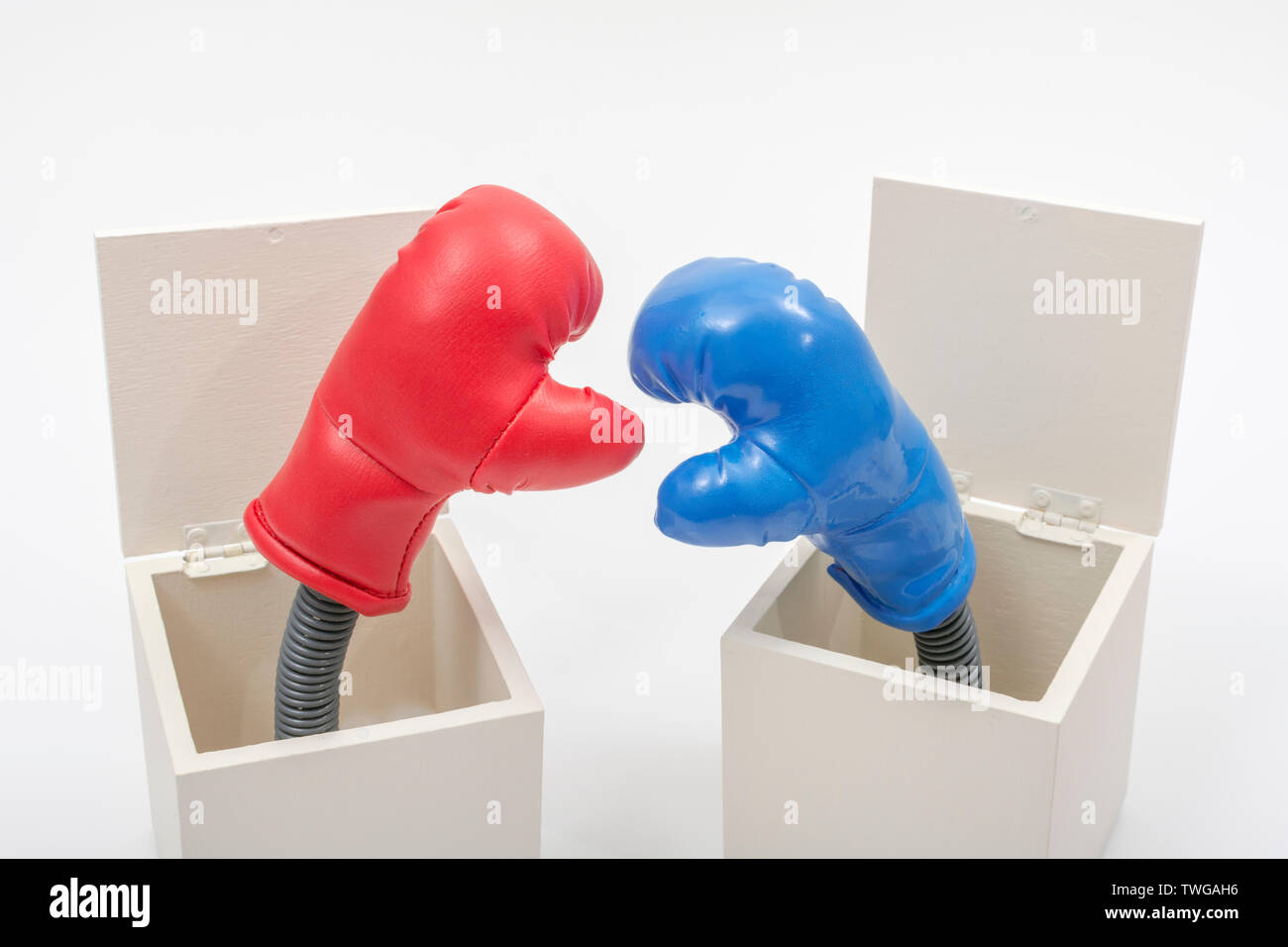Mini guanti da boxe rossi e blu. Lotta politica, liberale contro conservatore, corsa presidenziale degli Stati Uniti, politica di sinistra-destra, concorrenza commerciale, partiti opposti Foto Stock