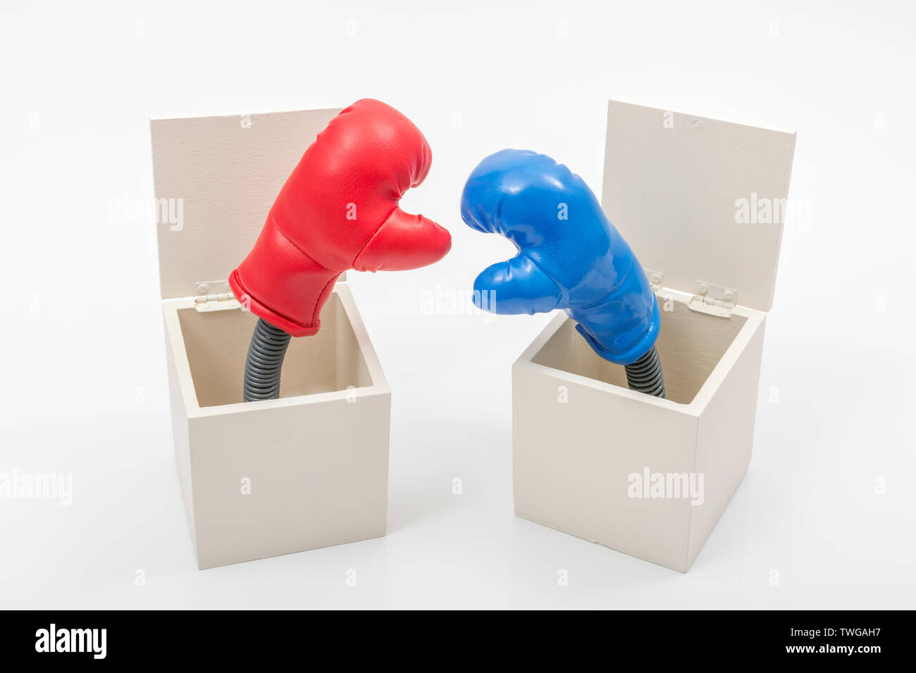 Mini guanti da boxe rossi e blu. Lotta politica, liberale contro conservatore, corsa presidenziale degli Stati Uniti, politica di sinistra-destra, concorrenza commerciale, partiti opposti Foto Stock