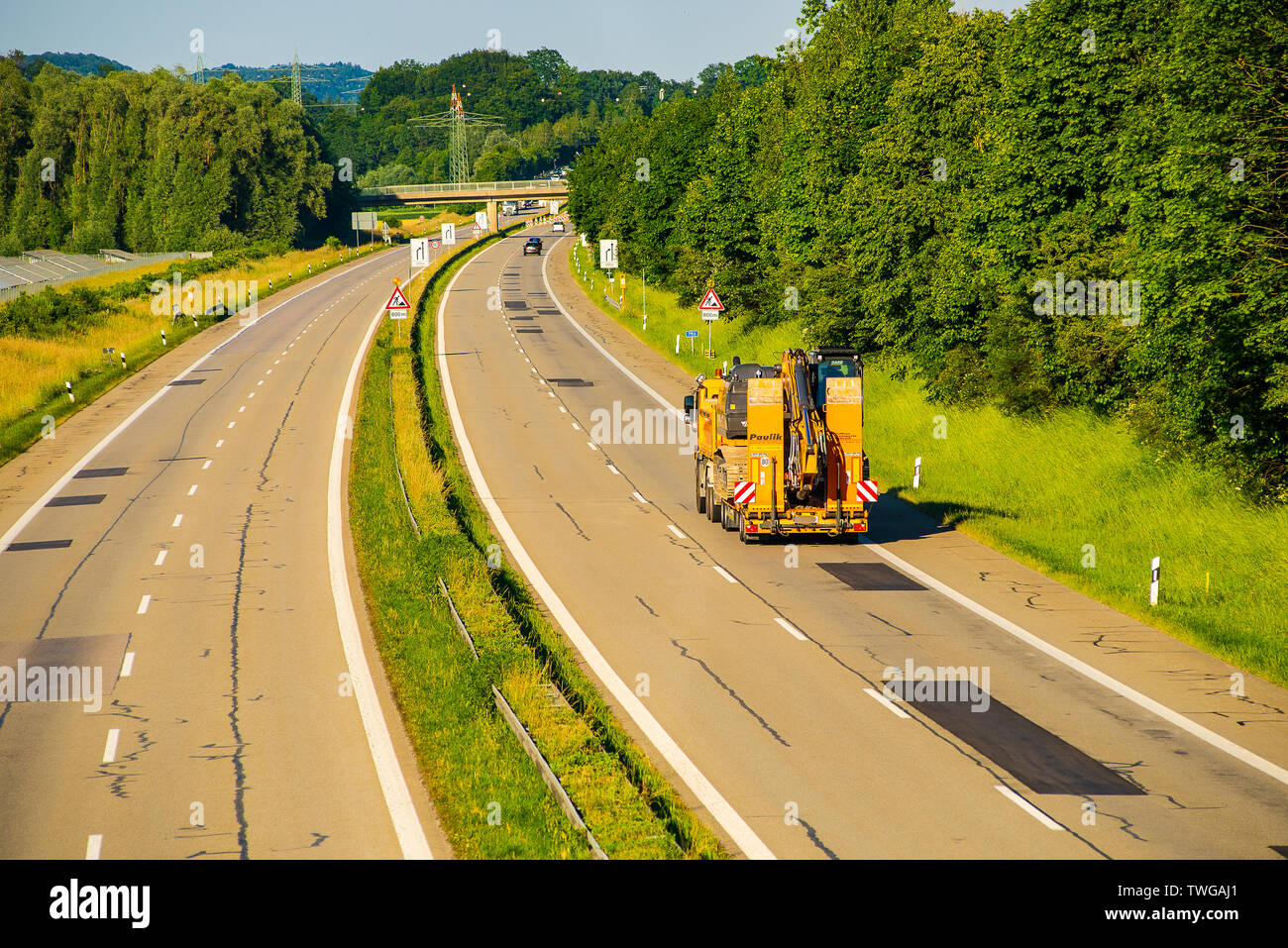 Neuoetting,Germany-June 18,2019: Vista di autostrada tedesca con cartelli di avvertimento di costruzione in anticipo. Foto Stock