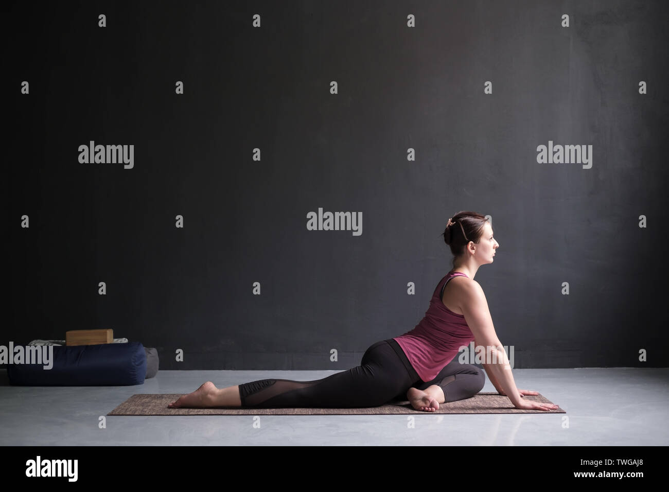 Immagini Stock - Donna Che Esercita Il Re Del Piccione Coperta Con Zampe Di  Yoga / Eka Pada Rajakapotasana. Image 74114231