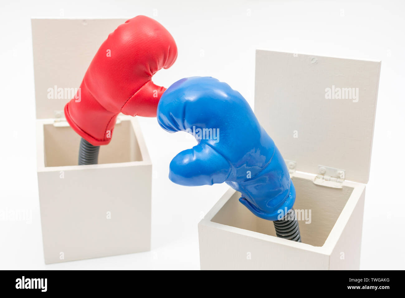 Mini guanti da boxe rossi e blu. Lotta politica, liberale contro conservatore, corsa presidenziale degli Stati Uniti, politica di sinistra-destra, concorrenza commerciale, partiti opposti Foto Stock