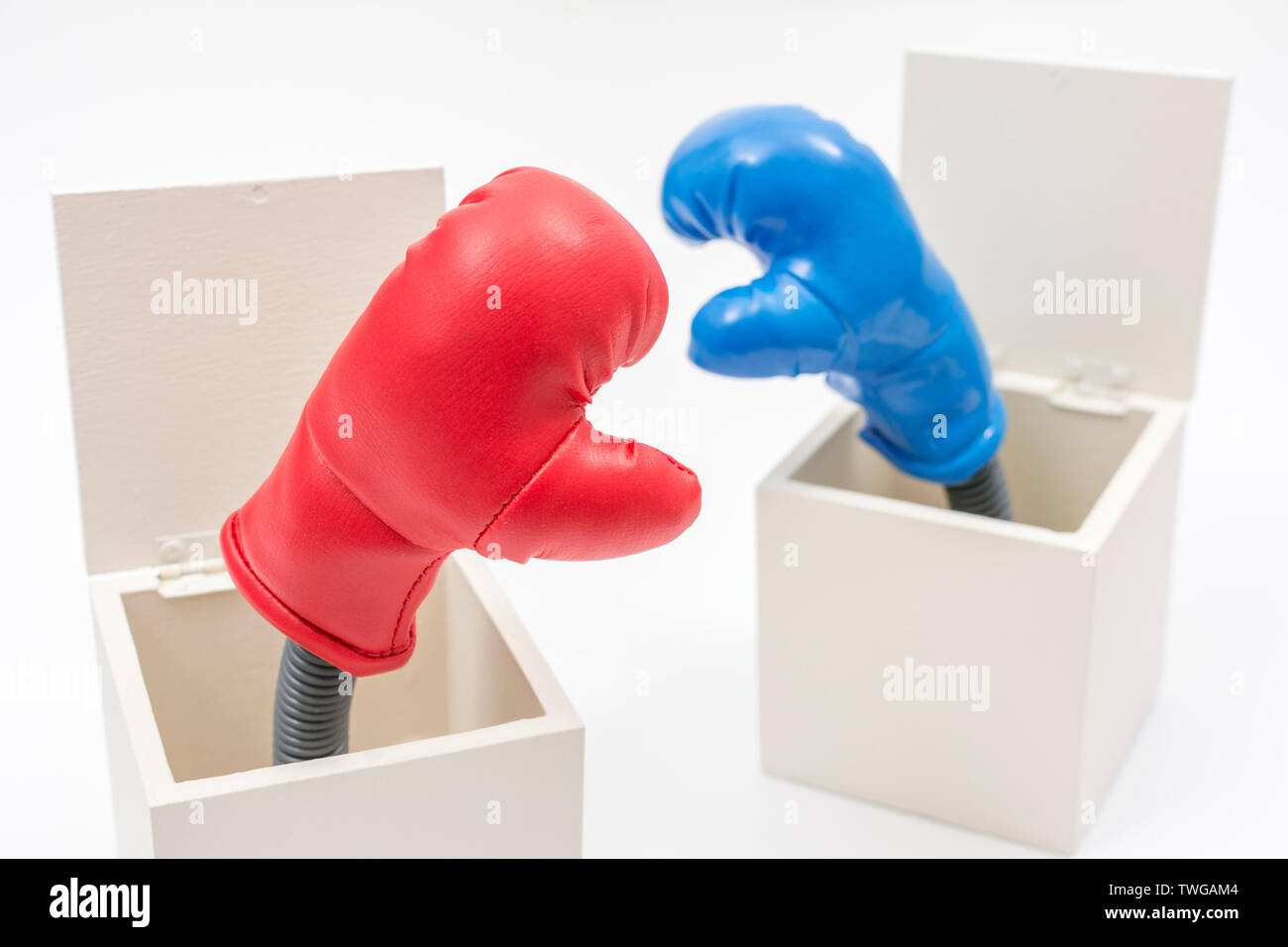 Mini guanti da boxe rossi e blu. Lotta politica, liberale contro conservatore, corsa presidenziale degli Stati Uniti, politica di sinistra-destra, concorrenza commerciale, partiti opposti Foto Stock