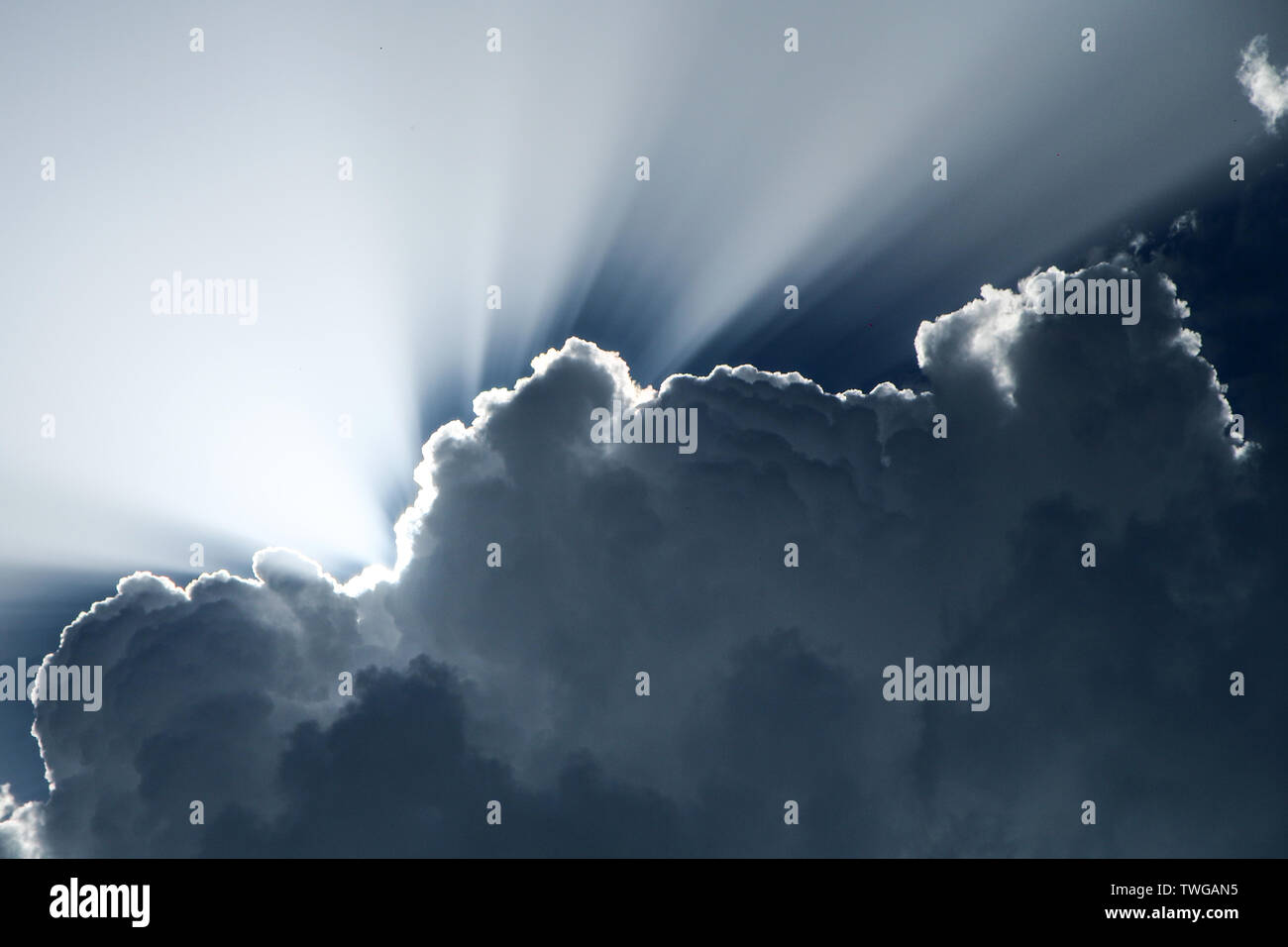 Il dettaglio di un palese il sun ray dietro una nuvola. Guardando come alcuni dèi luce. Foto Stock