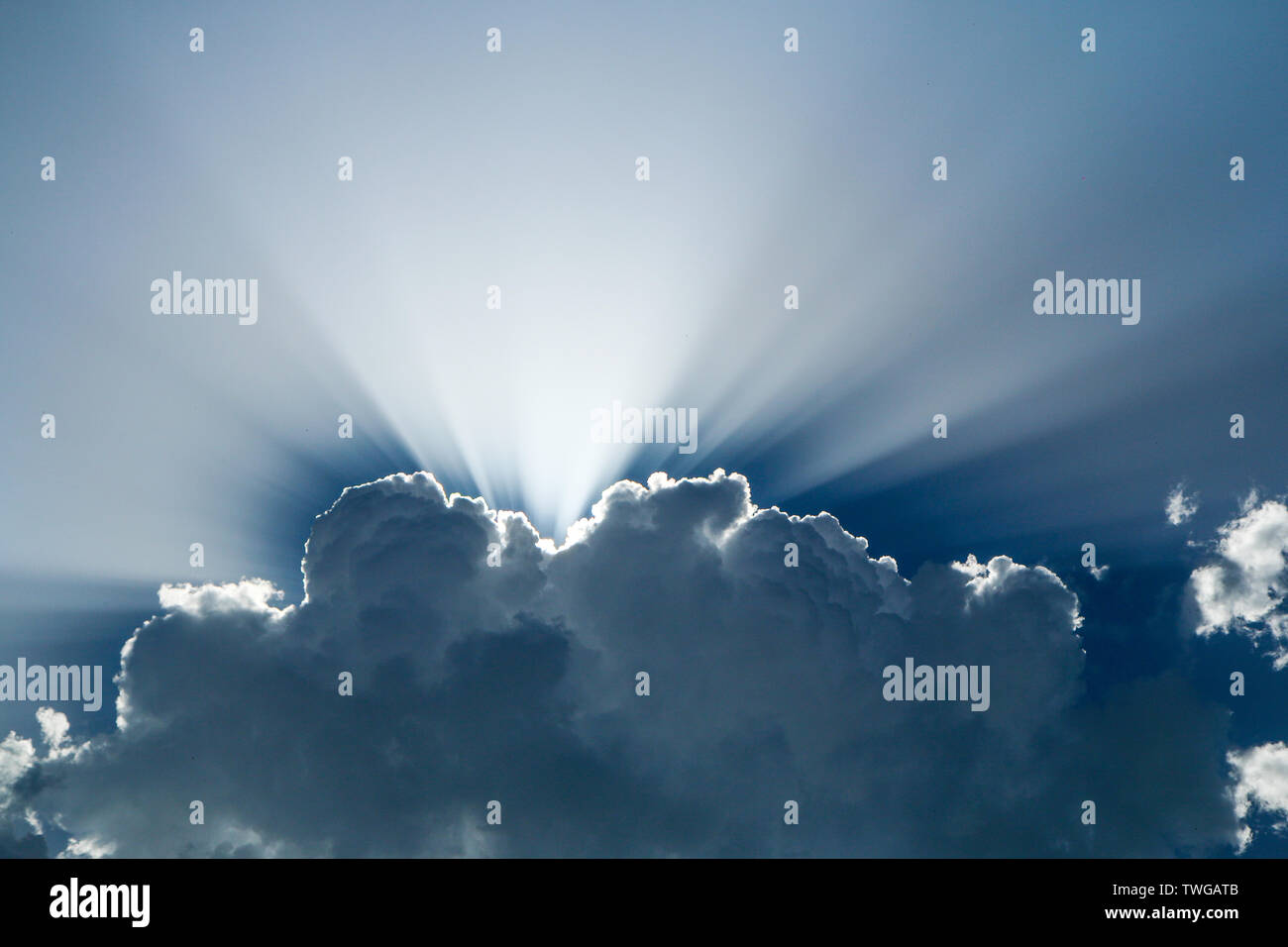 Il dettaglio di un palese il sun ray dietro una nuvola. Guardando come alcuni dèi luce. Foto Stock