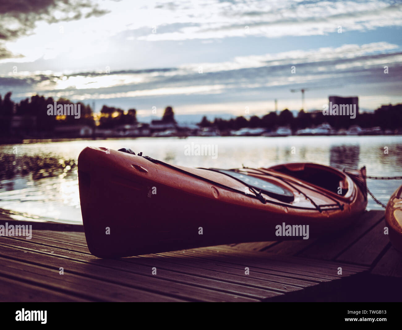 Immagine del kayak rosso presso la riva, moody di toni Foto Stock