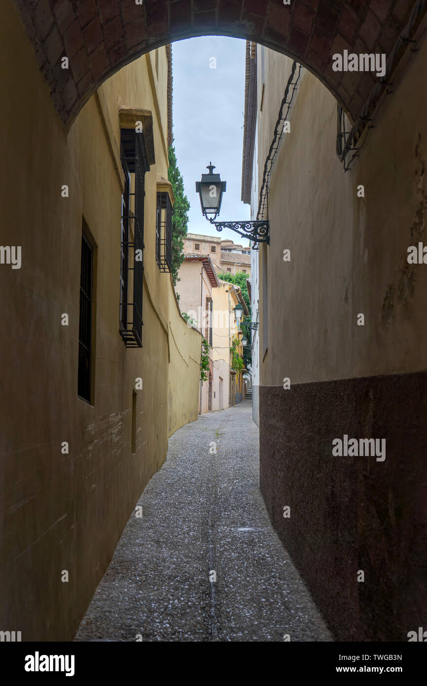 Passeggiata attraverso le strade del vecchio quartiere di Albaycín, Granada Foto Stock
