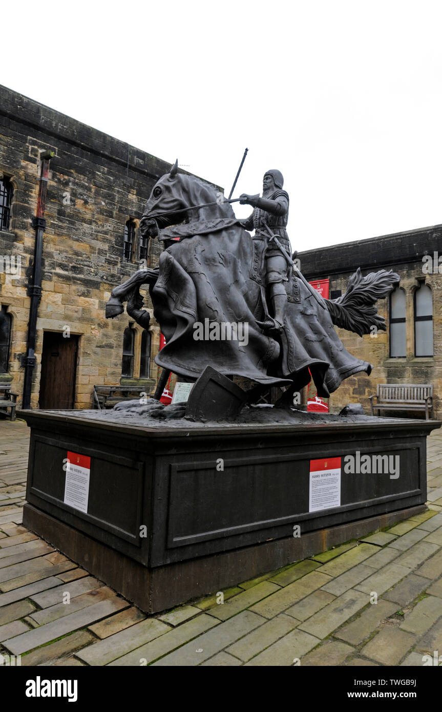Statua equestre di un cavaliere medievale ,Harry Percy, 'Hotspur' a Alnwick Castle a Alnwick in Northumberland, Gran Bretagna. Egli vi nacque nel 1364 un Foto Stock