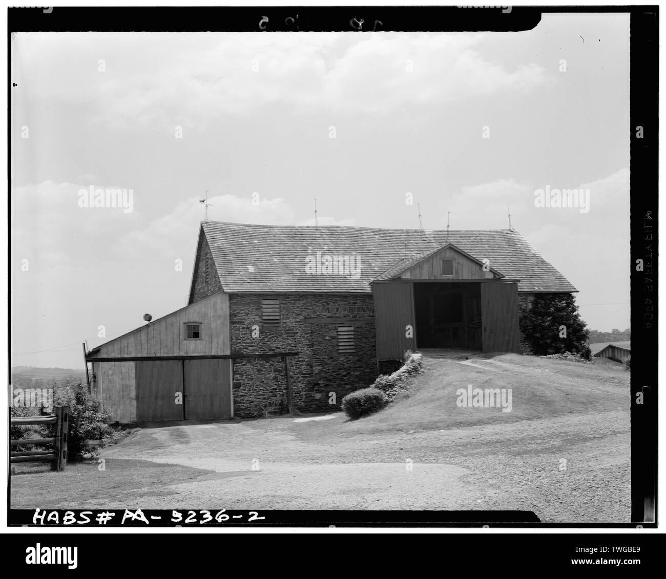 Elevazione posteriore. Nota rampa. Tracce di porte originali sulla parete posteriore. - Tom Clark Granaio, Statale Route 52 (Pocopson Township), Lenape, Chester County, PA; Dornbusch, Charles H, fotografo Foto Stock