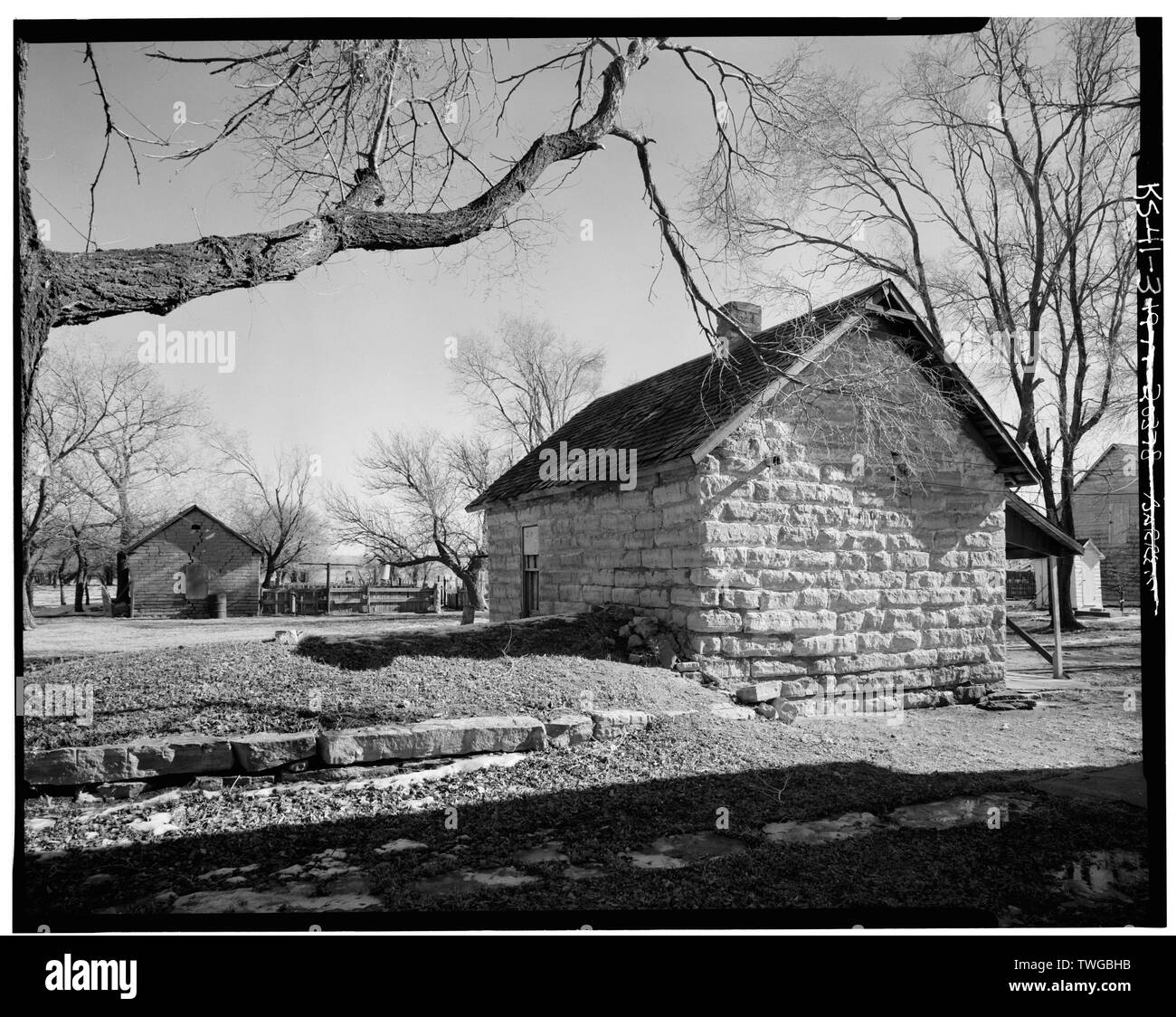 Vista in elevazione posteriore della seconda casa più antica. Casa più antica è a sinistra - Città di Liebenthal, Liebenthal, Rush County, KS; Herman, J E; McCown, Susan, storico; Barrett, William Edmund, fotografo Foto Stock