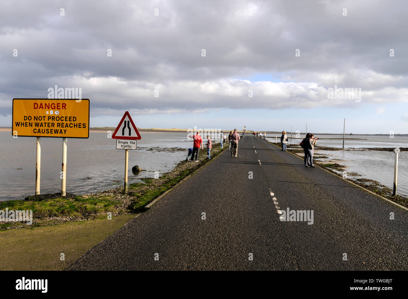 Gli avvisi "Tide Times" prima di attraversare la strada rialzata per Holy Island a Northumberland, in Gran Bretagna, la piccola isola di marea è accessibile solo Foto Stock