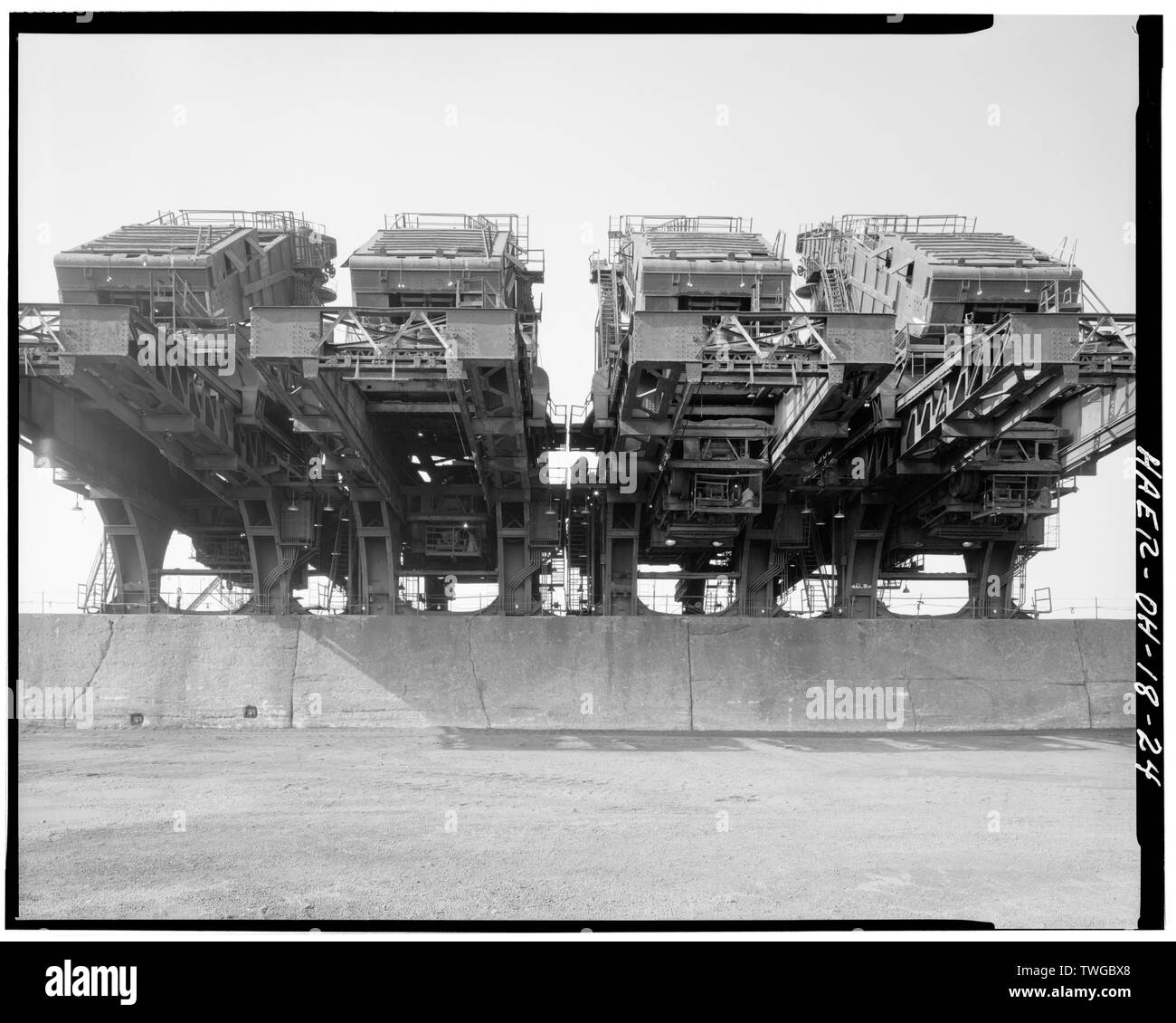 Elevazione posteriore, HULETT scaricatori di minerale. Le vie che porta le estremità anteriore e posteriore delle gambe del HULETT scaricatori sono previste sul dock e le pareti posteriori, rispettivamente; entrambe le pareti sono realizzati in calcestruzzo armato supportato su pali in calcestruzzo. - Pennsylvania minerale ferroviaria Dock, il Lago Erie a Isola di whiskey, circa 1,5 miglia a ovest di Piazza, Cleveland, Cuyahoga County, OH Foto Stock