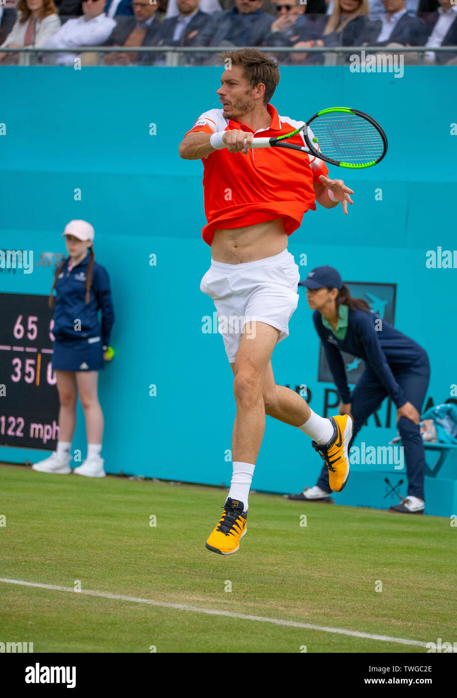 La Queens Club di Londra, Regno Unito. Xx Giugno 2019. Il giorno 4 della febbre campionati ad albero. Il numero di semi di 7 Stan Wawrinka (SUI) viene messo K.O. da Nicolas MAHUT (FRA) sul Centre Court, Mahut vincendo 3-6;7-5;7-6 (7-2). Credito: Malcolm Park/Alamy Live News. Foto Stock