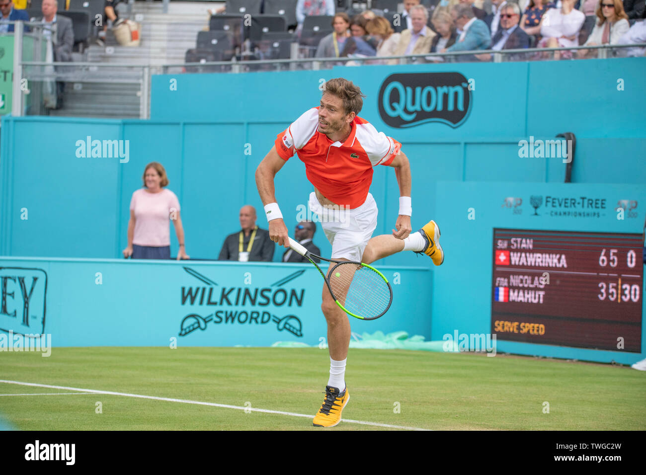 La Queens Club di Londra, Regno Unito. Xx Giugno 2019. Il giorno 4 della febbre campionati ad albero. Il numero di semi di 7 Stan Wawrinka (SUI) viene messo K.O. da Nicolas MAHUT (FRA) sul Centre Court, Mahut vincendo 3-6;7-5;7-6 (7-2). Credito: Malcolm Park/Alamy Live News. Foto Stock