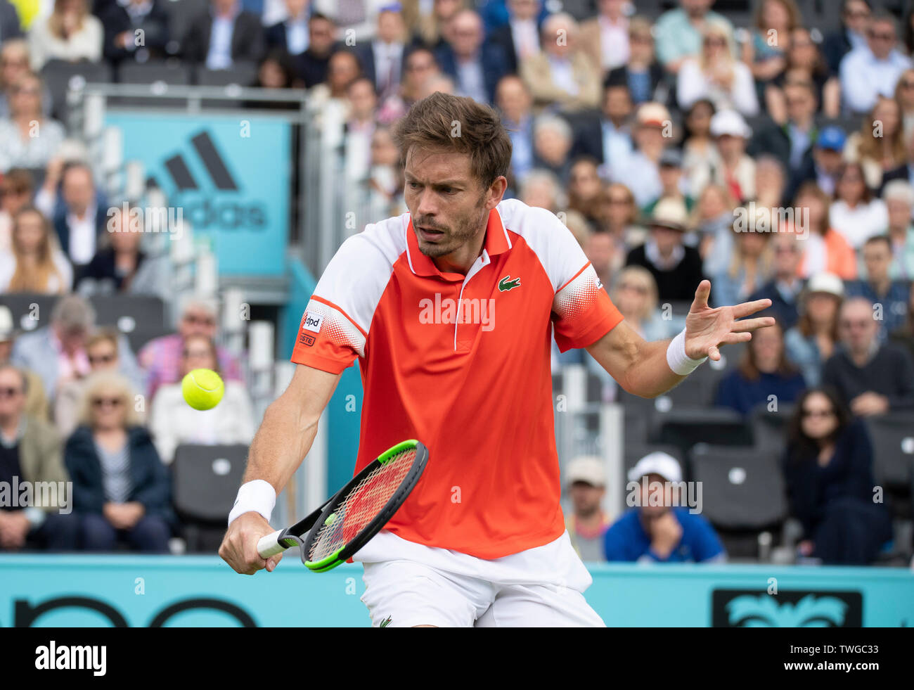 La Queens Club di Londra, Regno Unito. Xx Giugno 2019. Il giorno 4 della febbre campionati ad albero. Il numero di semi di 7 Stan Wawrinka (SUI) viene messo K.O. da Nicolas MAHUT (FRA) sul Centre Court, Mahut vincendo 3-6;7-5;7-6 (7-2). Credito: Malcolm Park/Alamy Live News. Foto Stock