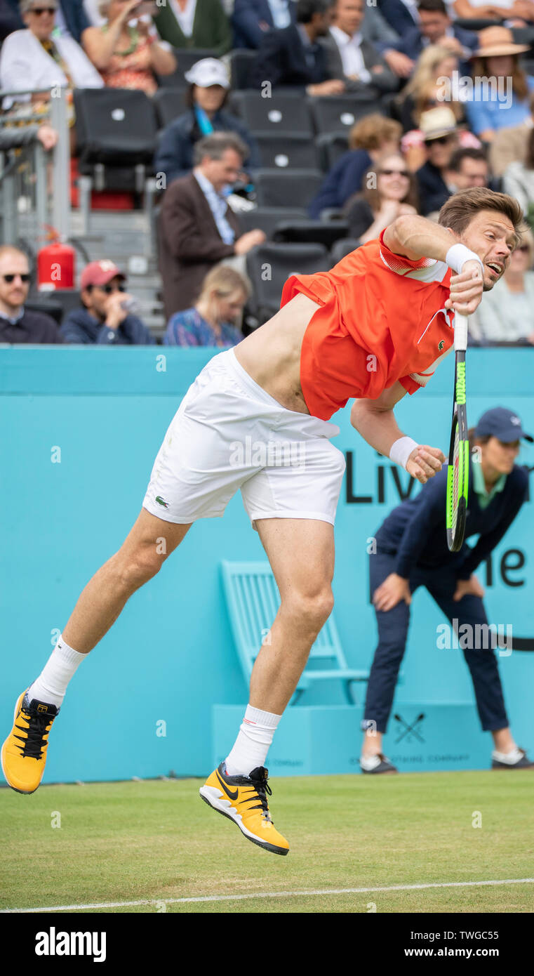 La Queens Club di Londra, Regno Unito. Xx Giugno 2019. Il giorno 4 della febbre campionati ad albero. Il numero di semi di 7 Stan Wawrinka (SUI) viene messo K.O. da Nicolas MAHUT (FRA) sul Centre Court, Mahut vincendo 3-6;7-5;7-6 (7-2). Credito: Malcolm Park/Alamy Live News. Foto Stock