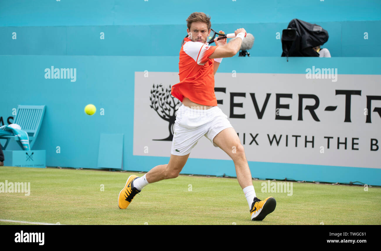 La Queens Club di Londra, Regno Unito. Xx Giugno 2019. Il giorno 4 della febbre campionati ad albero. Il numero di semi di 7 Stan Wawrinka (SUI) viene messo K.O. da Nicolas MAHUT (FRA) sul Centre Court, Mahut vincendo 3-6;7-5;7-6 (7-2). Credito: Malcolm Park/Alamy Live News. Foto Stock