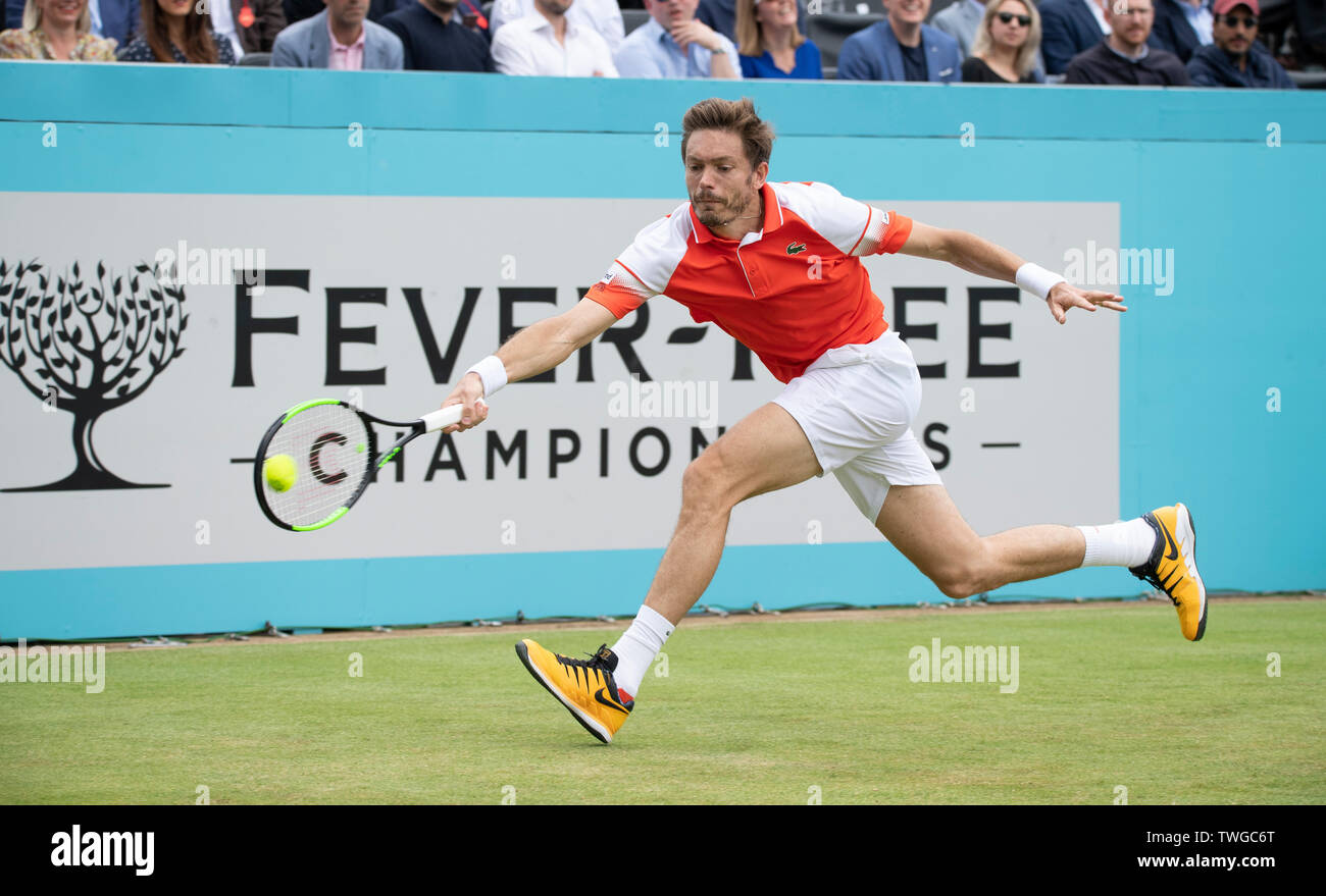 La Queens Club di Londra, Regno Unito. Xx Giugno 2019. Il giorno 4 della febbre campionati ad albero. Il numero di semi di 7 Stan Wawrinka (SUI) viene messo K.O. da Nicolas MAHUT (FRA) sul Centre Court, Mahut vincendo 3-6;7-5;7-6 (7-2). Credito: Malcolm Park/Alamy Live News. Foto Stock
