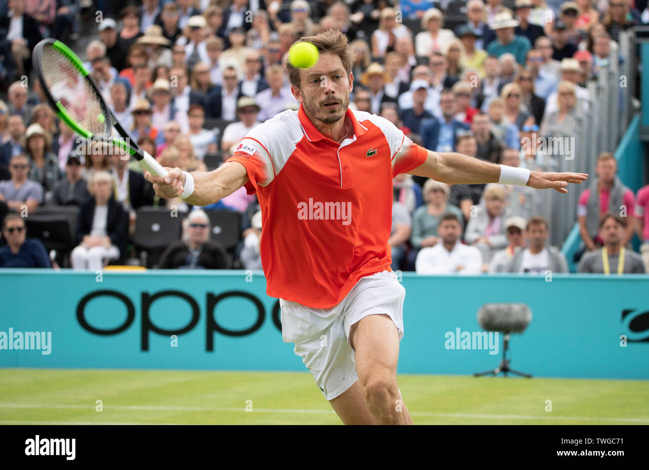 La Queens Club di Londra, Regno Unito. Xx Giugno 2019. Il giorno 4 della febbre campionati ad albero. Il numero di semi di 7 Stan Wawrinka (SUI) viene messo K.O. da Nicolas MAHUT (FRA) sul Centre Court, Mahut vincendo 3-6;7-5;7-6 (7-2). Credito: Malcolm Park/Alamy Live News. Foto Stock