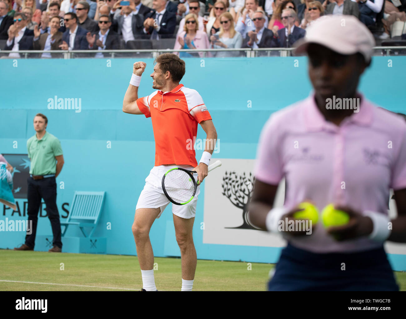 La Queens Club di Londra, Regno Unito. Xx Giugno 2019. Il giorno 4 della febbre campionati ad albero. Il numero di semi di 7 Stan Wawrinka (SUI) viene messo K.O. da Nicolas MAHUT (FRA) sul Centre Court, Mahut vincendo 3-6;7-5;7-6 (7-2). Credito: Malcolm Park/Alamy Live News. Foto Stock