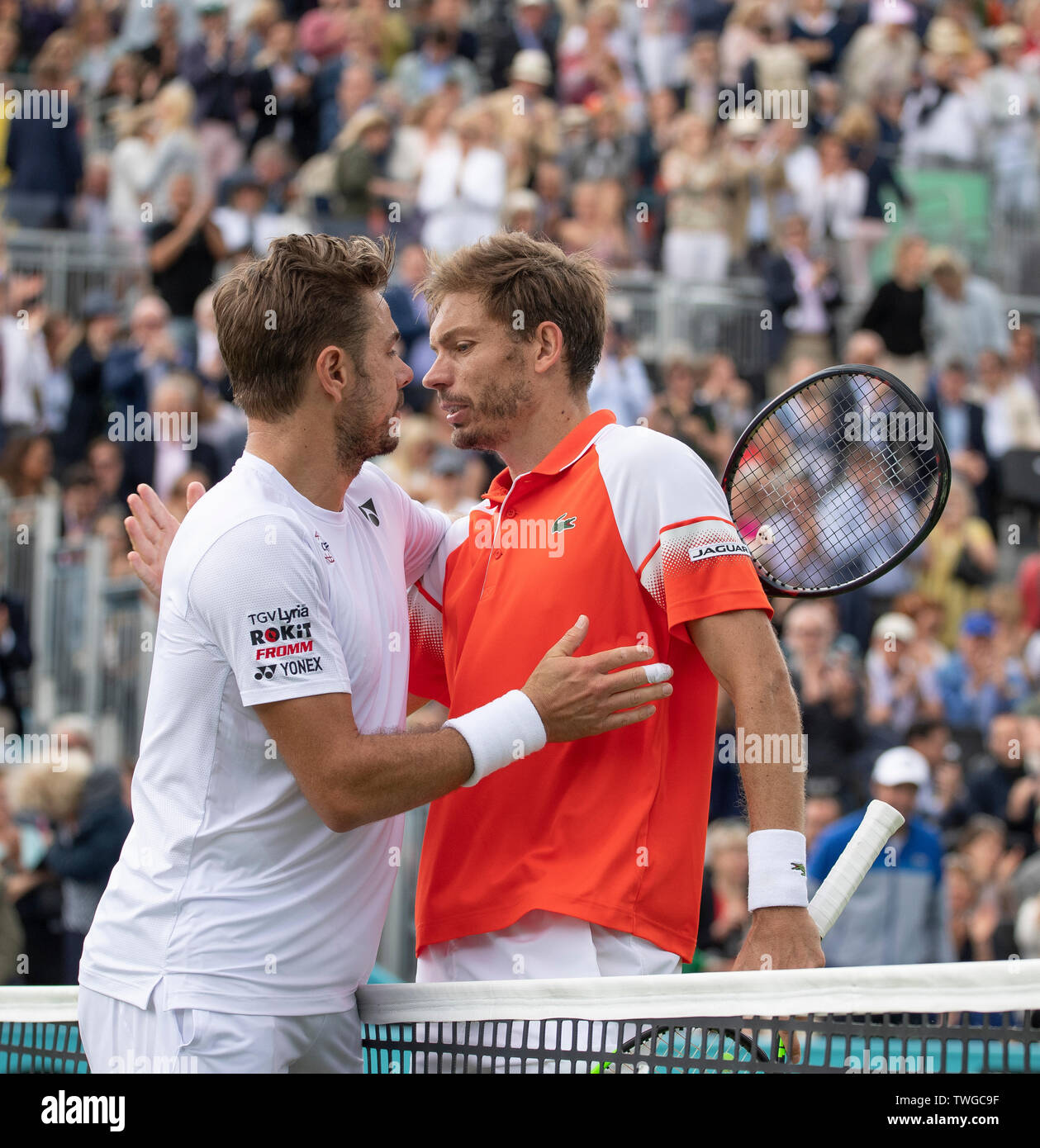 La Queens Club di Londra, Regno Unito. Xx Giugno 2019. Il giorno 4 della febbre campionati ad albero. Il numero di semi di 7 Stan Wawrinka (SUI) viene messo K.O. da Nicolas MAHUT (FRA) sul Centre Court, Mahut vincendo 3-6;7-5;7-6 (7-2). Credito: Malcolm Park/Alamy Live News. Foto Stock