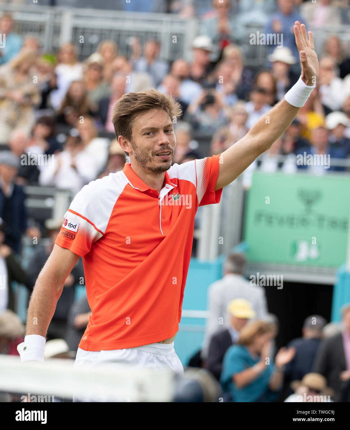La Queens Club di Londra, Regno Unito. Xx Giugno 2019. Il giorno 4 della febbre campionati ad albero. Il numero di semi di 7 Stan Wawrinka (SUI) viene messo K.O. da Nicolas MAHUT (FRA) sul Centre Court, Mahut vincendo 3-6;7-5;7-6 (7-2). Credito: Malcolm Park/Alamy Live News. Foto Stock