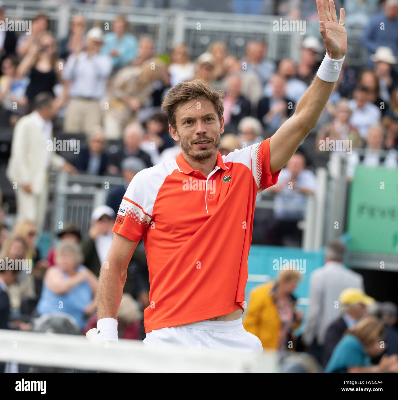 La Queens Club di Londra, Regno Unito. Xx Giugno 2019. Il giorno 4 della febbre campionati ad albero. Il numero di semi di 7 Stan Wawrinka (SUI) viene messo K.O. da Nicolas MAHUT (FRA) sul Centre Court, Mahut vincendo 3-6;7-5;7-6 (7-2). Credito: Malcolm Park/Alamy Live News. Foto Stock