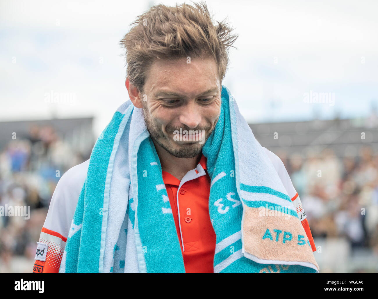 La Queens Club di Londra, Regno Unito. Xx Giugno 2019. Il giorno 4 della febbre campionati ad albero. Il numero di semi di 7 Stan Wawrinka (SUI) viene messo K.O. da Nicolas MAHUT (FRA) sul Centre Court, Mahut vincendo 3-6;7-5;7-6 (7-2). Credito: Malcolm Park/Alamy Live News. Foto Stock