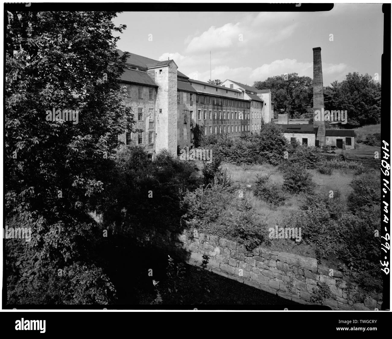 Parte posteriore della corona e EAGLE MILLS, guardando a nord-est, che illustra la caldaia HOUSE, CAMINO E GAS HOUSE - corona e Eagle Mills, 123 Hartford Avenue Est, Nord Uxbridge, Worcester County, MA; Rogerson, Robert; interni in (?), Paul Foto Stock