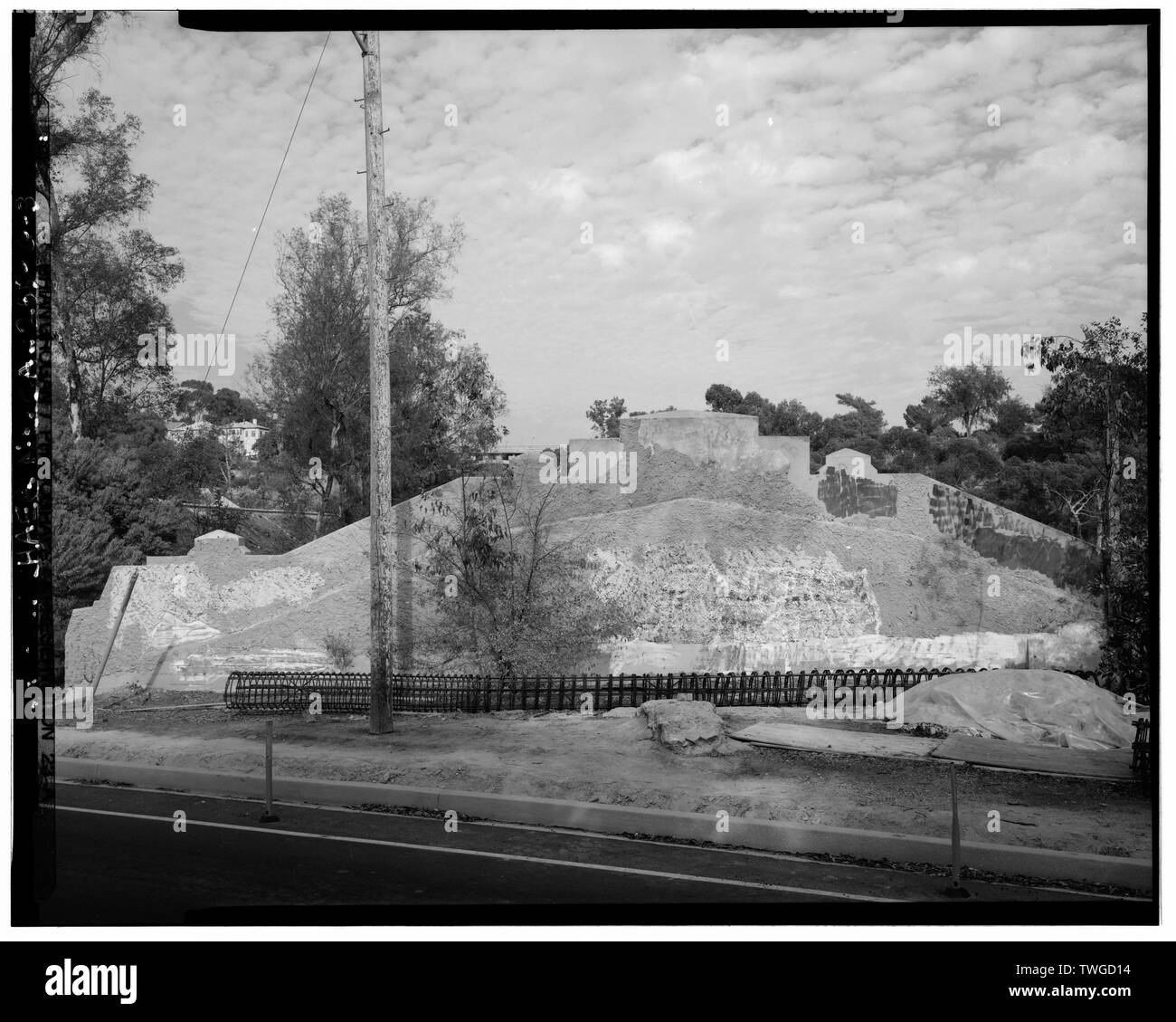 Parte posteriore del portale nord TUNNEL NO.4. Parte 1 di 2 parte PANORAMA CON FOTOGRAFIA CA-265-G-2-b. Nota I materiali da costruzione per la superstrada allargamento di Hill Street, uscire. Cercando di 2°N. - Figueroa Street gallerie, pietre miliari 24.90, 25.14, 25,28, e 25.37 on Arroyo Seco Parkway, Los Angeles, nella contea di Los Angeles, CA Foto Stock