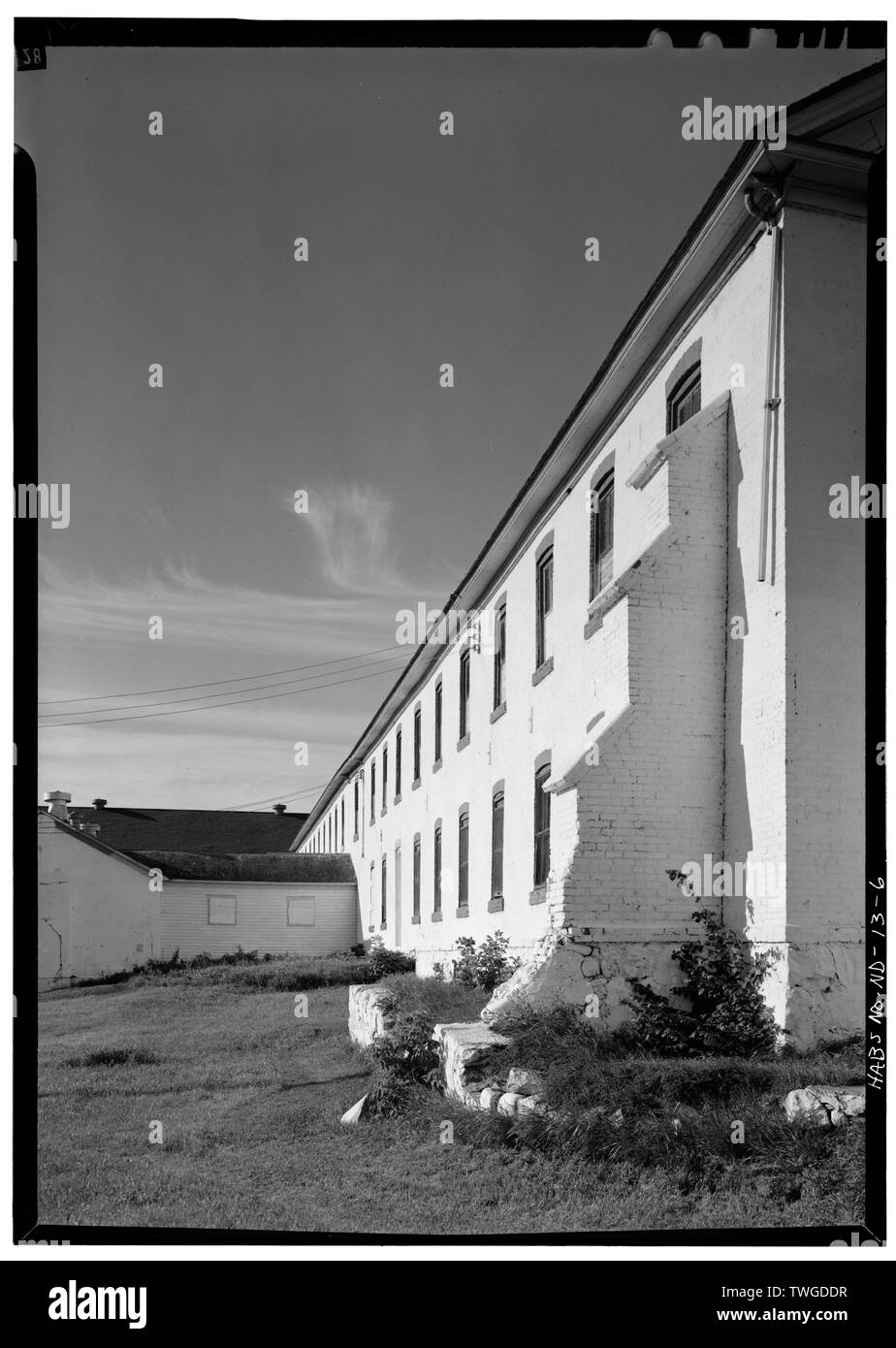 La sezione posteriore con contrafforti a gradini DA NORD - Fort Totten, società caserma, Edificio n. 11, 12 miglia a sud-ovest di diavoli Lake City off route 57, Devils Lake, Ramsey County, ND Foto Stock