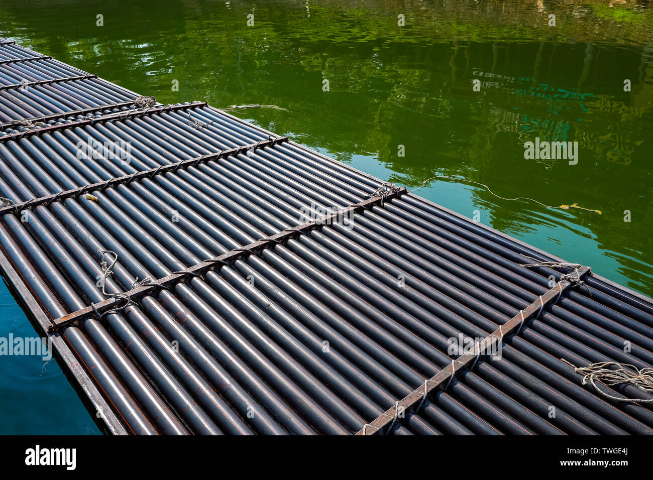 Zattera fatta dal tubo nel fiume Foto Stock