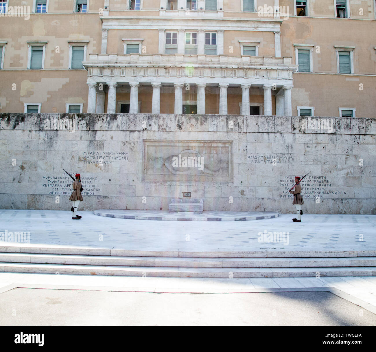 Cambio della guardia presso la tomba del Milite Ignoto a Atene, Grecia Foto Stock