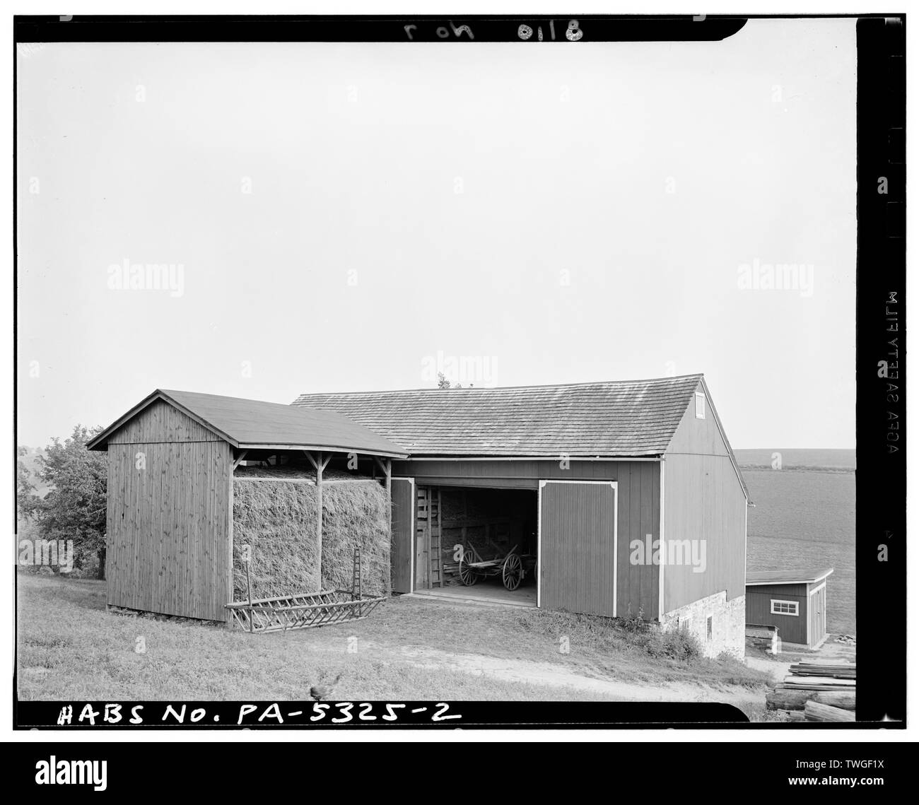 Vista posteriore. Nota log vecchi muri in l'AIA - granaio rosso, (nuova Tripoli vicinanze), Valle di Lione, Lehigh County, PA Foto Stock