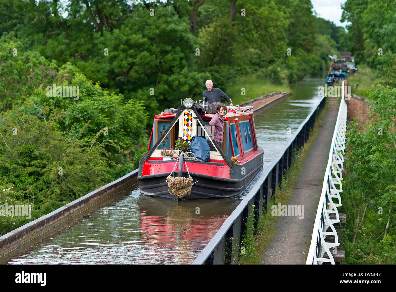 I vacanzieri su una croce narrowboat l acquedotto Edstone durante una calda e piacevole giornata nel Warwickshire, Regno Unito. Il 20 giugno 2019. Foto Stock