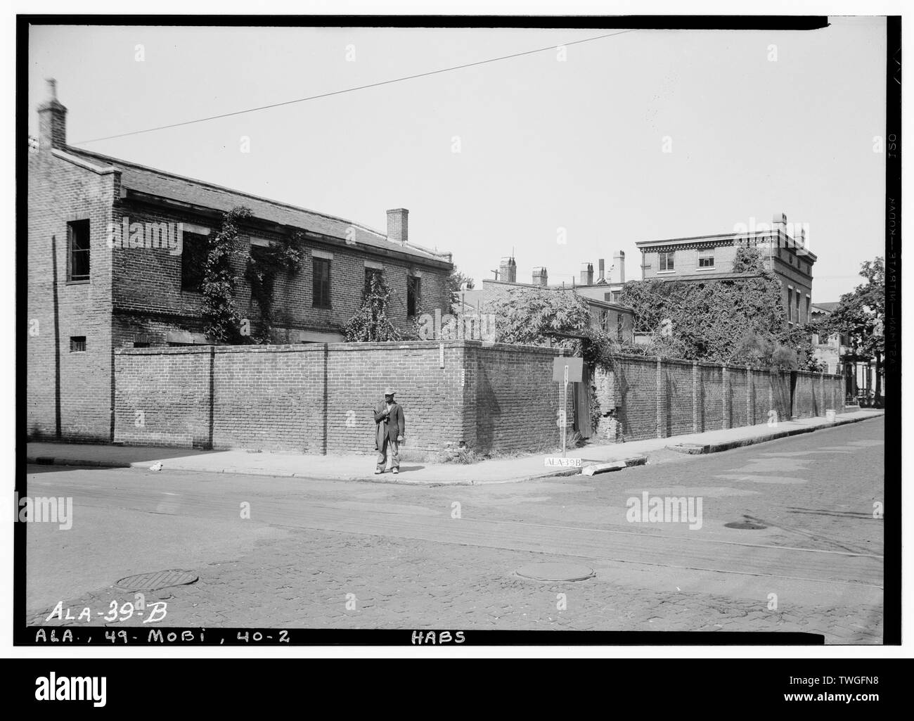 Storici edifici americano sondaggio E. W. Russell, fotografo, Ottobre 2, 1935 vista posteriore che mostra la parete e vecchi SLAVE QUARTERS - 351 Saint Michael Street (casa), 351 Saint Michael Street, Mobile, County, AL Foto Stock