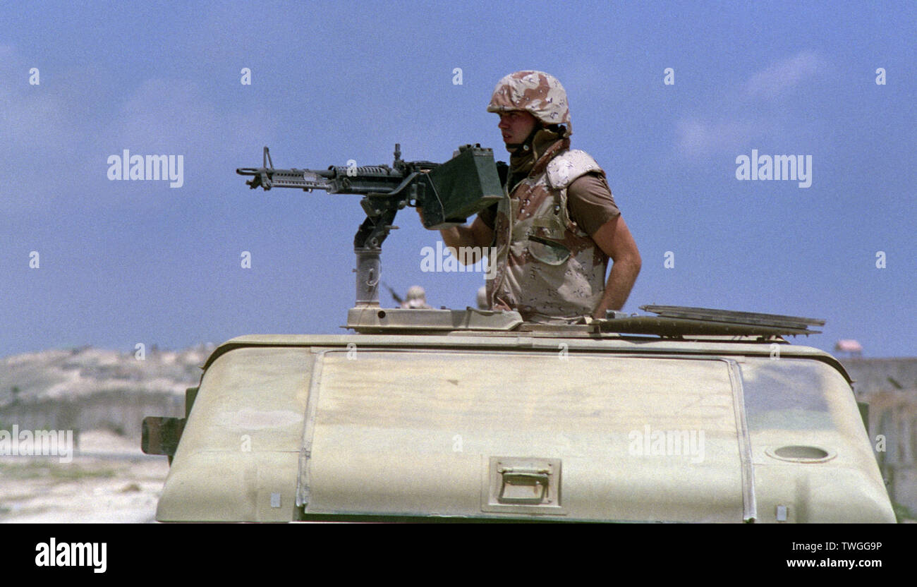 5 Novembre 1993 Un soldato americano mans un M60 mitragliatrice sulla sommità del suo Humvee come teste a nord, verso Mogadiscio, Somalia. Foto Stock