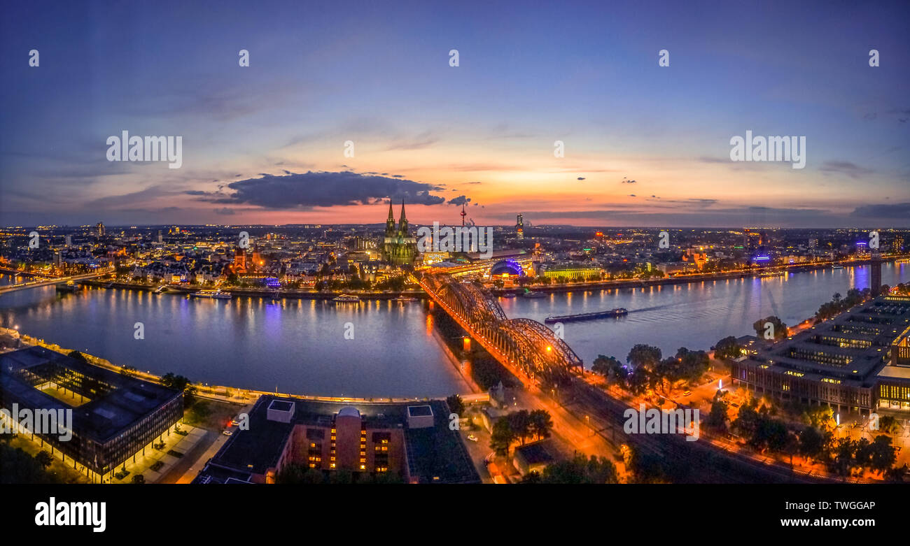 Sunet dietro il duomo di Colonia, Germania Foto Stock