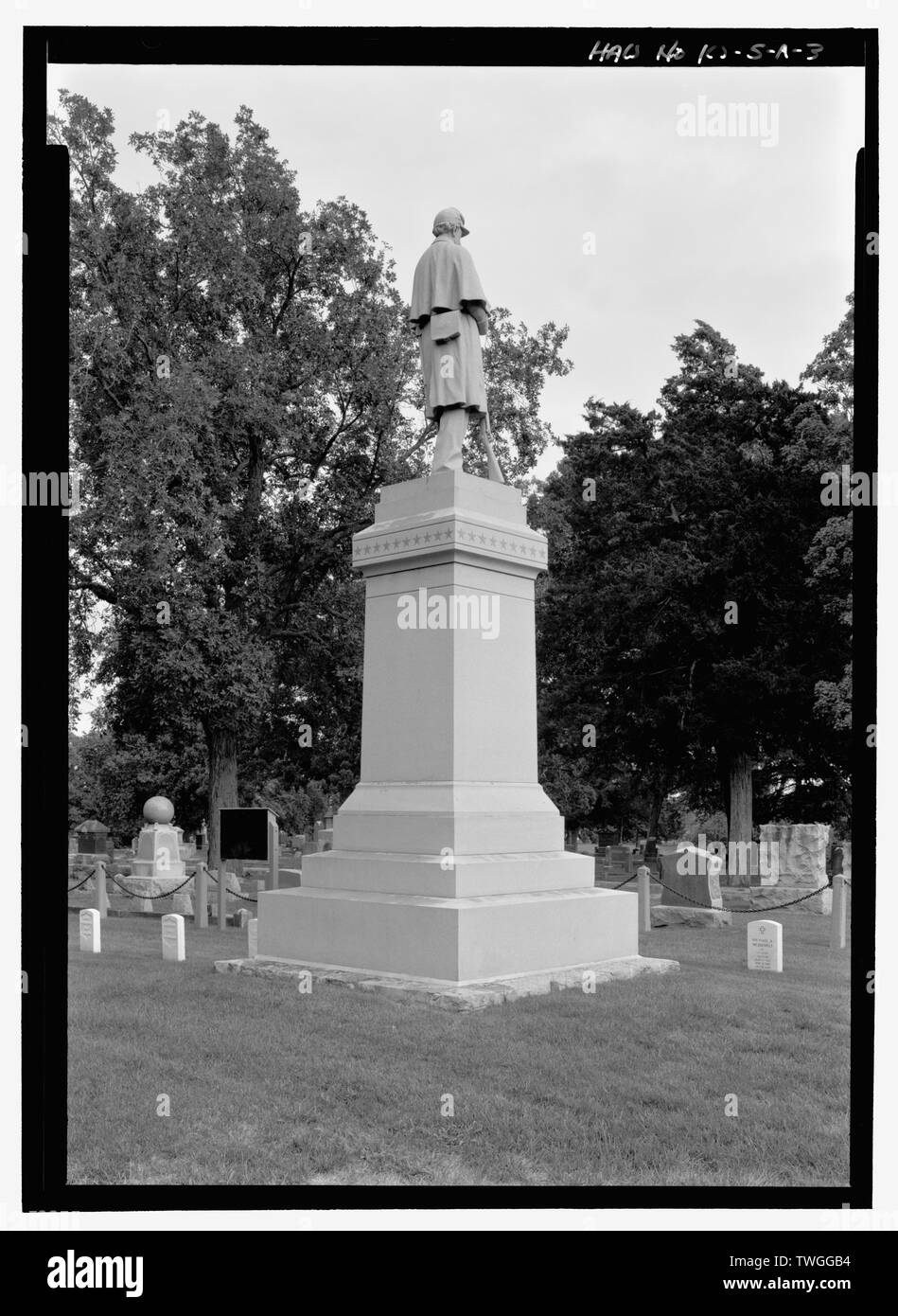 Parte posteriore e-190; vista unione soldati monumento. Vista verso nord-est. - Woodlawn cimitero, tumulo di soldati della città molto, Nord Quinta Strada e Elm Street, Mound City, Linn County, KS Foto Stock