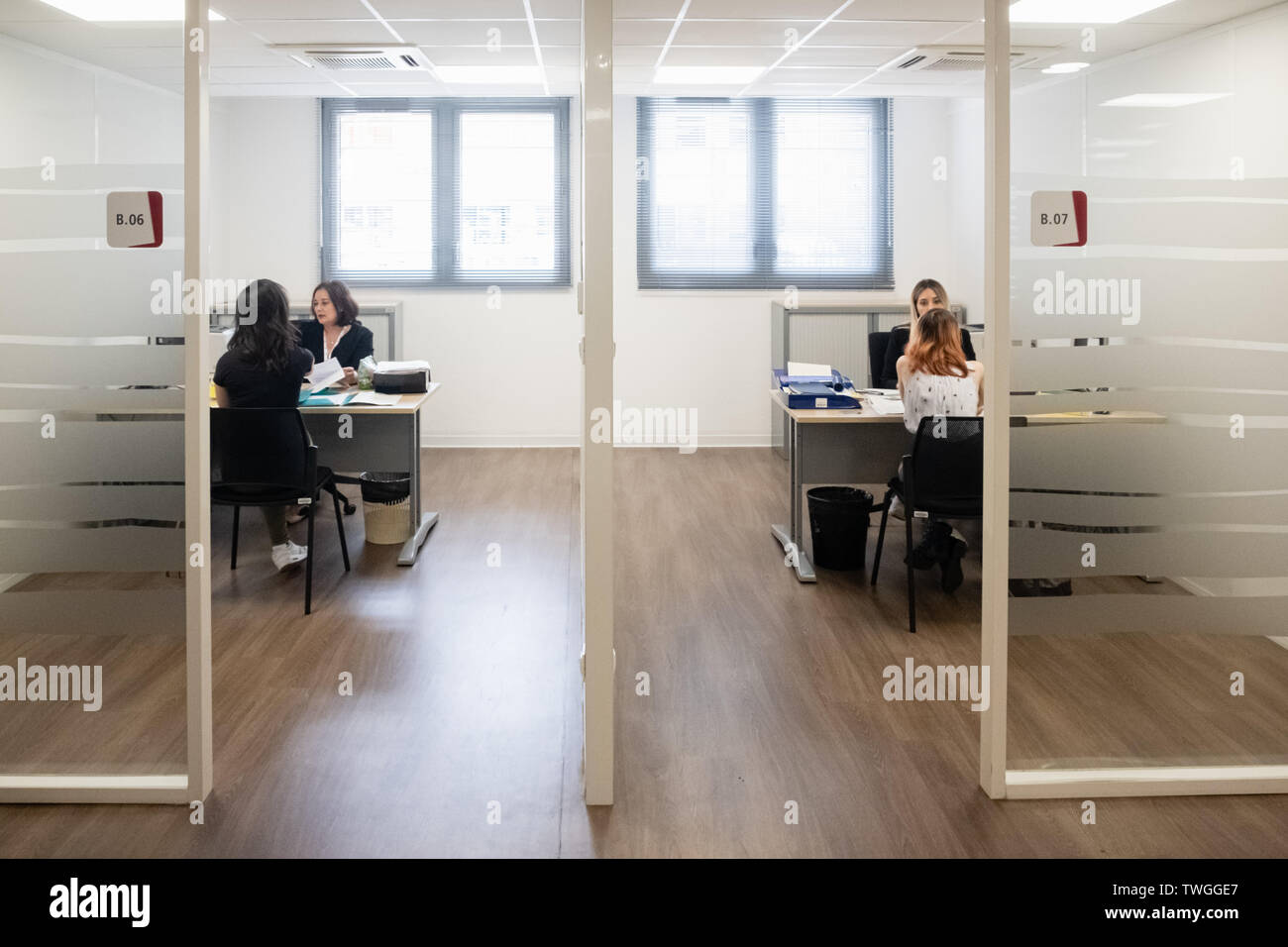 Ufficio presso il Villeurbanne occupazione agenzia centrale che accoglie le persone in cerca di lavoro Foto Stock