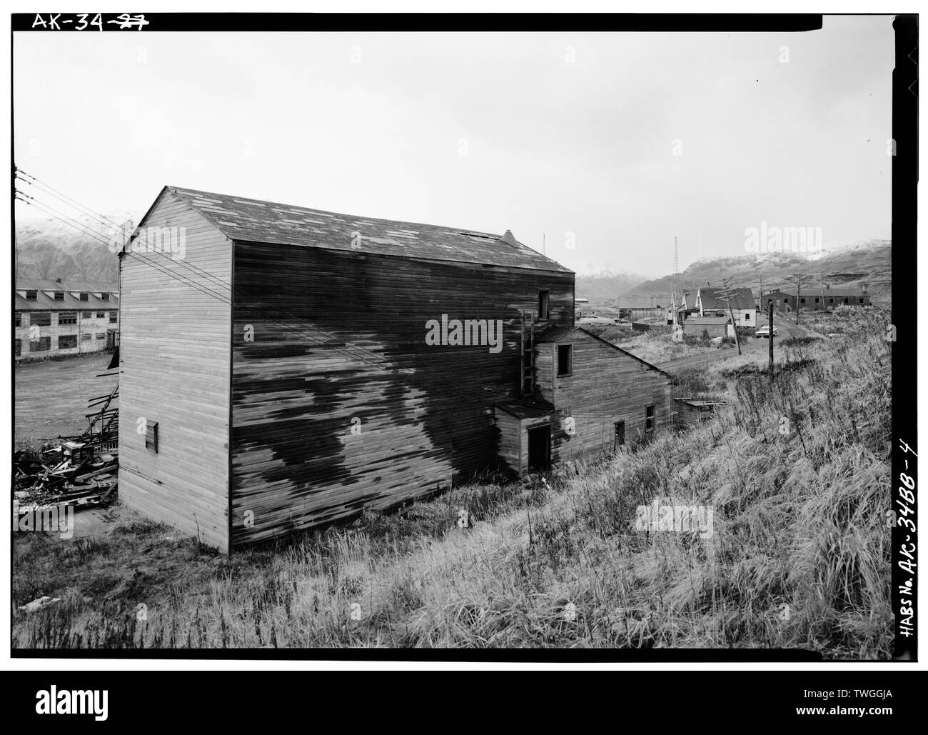 Posteriore, guardando a sud-est - Naval Base Operativa porto olandese e Fort Mears, Difesa contraerea Training Center e Shop, Unalaska, isole Aleutian, AK Foto Stock