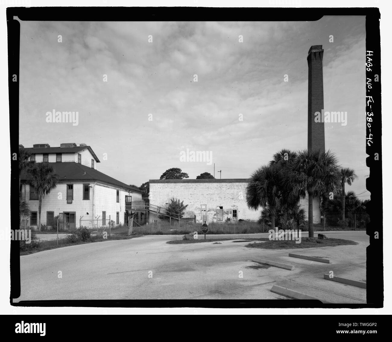 Posteriore, lato sud della sala caldaie e la pila e la porzione di cucina- telecamera in direzione nord - Hotel Ormond, 15 East Granada, Ormond Beach, Volusia County, FL Foto Stock