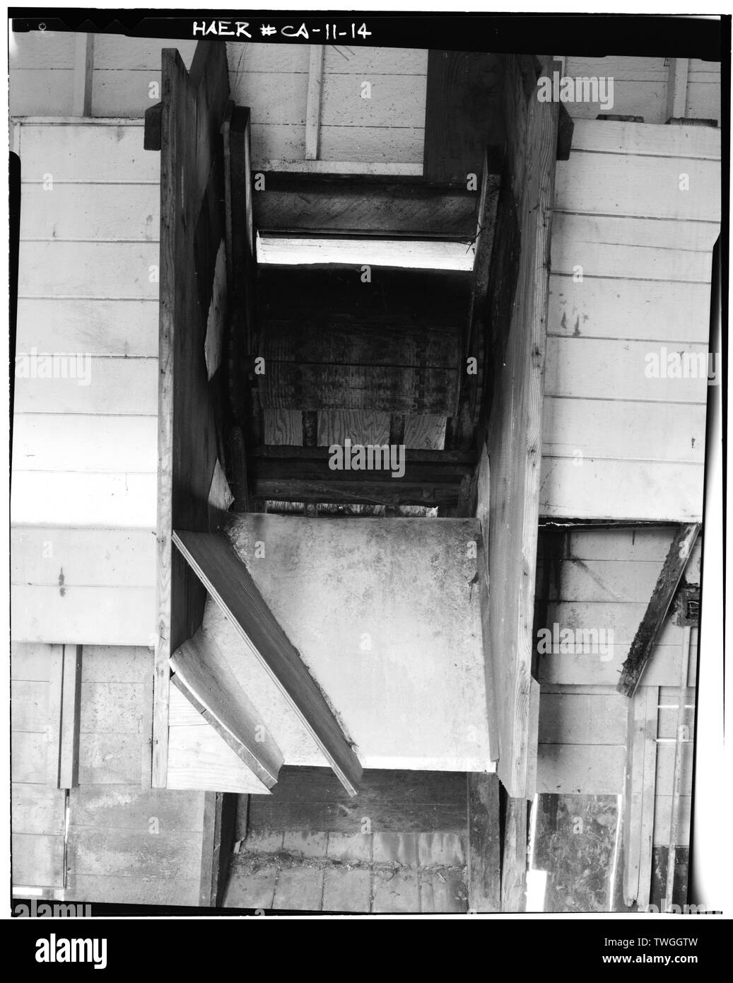 Finestra di ricezione-camera di pesatura della finestra di ricezione in corrispondenza della testa del nastro trasportatore (nota tamburo di legno e la guida catena). - Hovden Cannery, 886 Cannery Row, Monterey, Contea di Monterey, CA Foto Stock